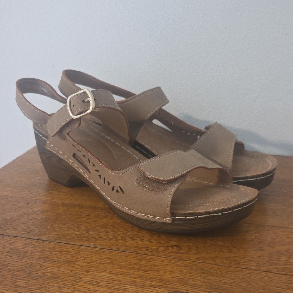 Women's Tan Sandals
